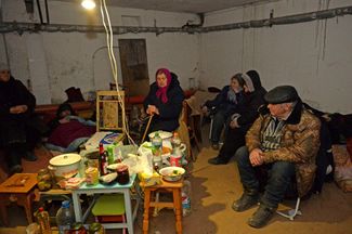 Жители Харькова в бомбоубежище, 6 марта