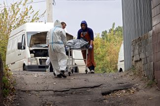 Судмедэксперты передают тела жителей Грозы родственникам для захоронения. 5 октября из-за российского <a href="https://meduza.io/feature/2023/10/05/v-rezultate-obstrela-sela-groza-v-harkovskoy-oblasti-pogibli-50-chelovek" rel="noopener noreferrer" target="_blank">ракетного удара</a> в селе <a href="https://meduza.slack.com/archives/DJHA5UMBQ/p1697015739897529" rel="noopener noreferrer" target="_blank">погибли</a> 55 человек