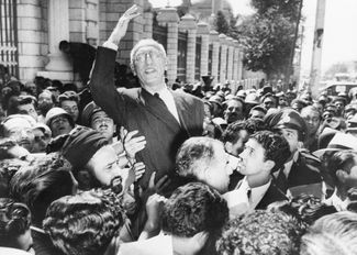 Мохаммед Мосаддык в толпе сторонников рядом со зданием иранского парламента — меджлиса. 27 сентября 1951 года
