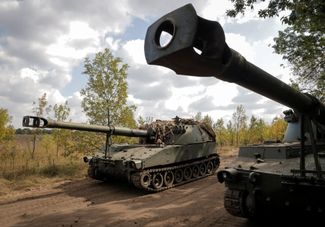 Украинские военнослужащие готовятся к стрельбе из американской самоходной гаубицы M109 по позициям российских войск