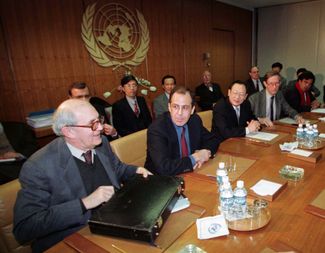 Российский постпред Сергей Лавров (второй слева) на встрече представителей стран — постоянных членов Совета Безопасности ООН в Нью-Йорке, 16 февраля 1998 года