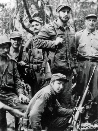 Рауль Кастро (внизу), Фидель Кастро (в центре) и Че Гевара (второй слева). Фотография 1958 года