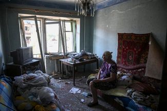 75-летняя жительница Покровска Лидия в своей квартире, поврежденной во время обстрела