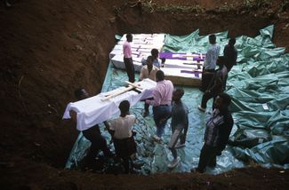 Массовое захоронение в Руанде. Декабрь 1996 года