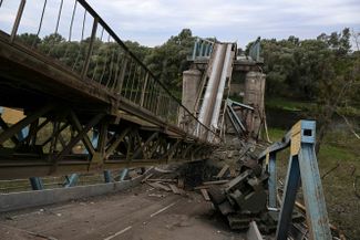 Мост на пути в Изюм, разрушенный в ходе контрнаступления украинских войск в Харьковской области