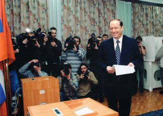 Александр Вешняков на своем избирательном участке на выборах президента РФ в 2004 году