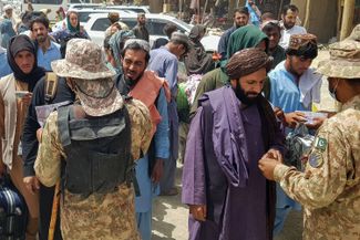 Афганцы, желающие вернуться на родину, на контрольно-пропускном пункте в пакистанском городе Чаман. 15 августа 2021 года