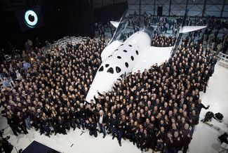 Команда компаний Virgin Galactic и The Spaceship Company позирует рядом с космическим кораблем Virgin Spaceship Unity