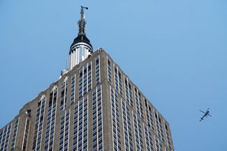 Russian roofers Angela Nikolaou and Vanya Berkus climbed the tower of the Empire State Building carrying a banner about love and peace. He proposed to her, and after going down, they were arrested by the police