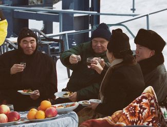 Президент Киргизии Аскар Акаев (слева), президент Узбекистана Ислам Каримов, лидер Казахстана Нурсултан Назарбаев и супруга Акаева Майрам. Горнолыжная база Чимбулак, Казахстан, 8 января 2001 года
