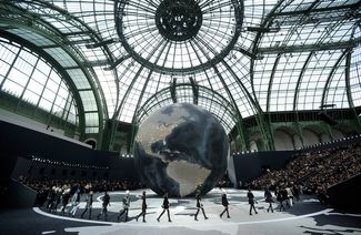 Показ Chanel на Парижской неделе моды. Гран-Пале, 5 марта 2013 года