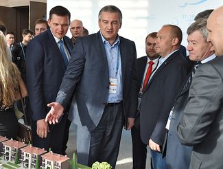 Глава Крыма Сергей Аксенов (в центре) на Ялтинском международном экономическом форуме. 17 апреля 2015 года