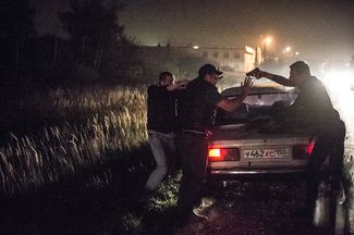 Участники патруля стритрейсеров у одной из «подозрительных» машин — ее водитель и пассажиры при попытке проверить документы оказали «активное сопротивление», 13 сентября 2014 года