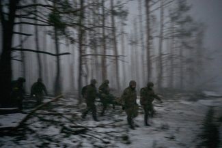 Эвакуация раненого бойца ВСУ