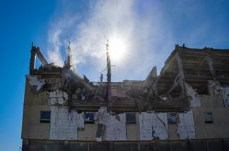 Промышленное здание в Харькове, пострадавшее от ракетных ударов