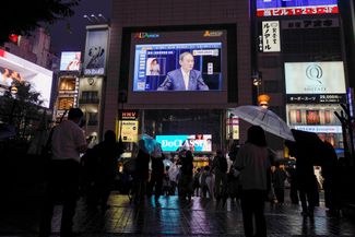 Премьер-министр Японии Ёсихидэ Суга объявляет о возобновлении режима чрезвычайной ситуации в Токио из-за роста заболеваемости COVID-19, 8 июля 2021 года. Предыдущий локдаун в Токио <a href="https://asia.nikkei.com/Spotlight/Coronavirus/New-Tokyo-state-of-emergency-raises-odds-of-spectator-less-Olympics" target="_blank">закончился</a> 20 июня. Нынешний продлится до 22 августа, то есть, еще две недели после окончания Олимпиады.