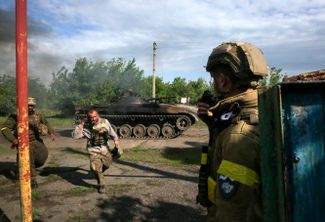 Украинские военные занимают позиции возле города Бахмут в Донецкой области. За трассу Бахмут — Лисичанск сейчас идут тяжелые бои. Оба города и трасса обстреливаются российскими войсками
