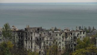 Разрушенное здание на фоне Азовского моря