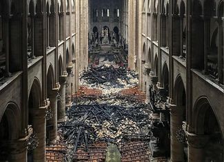 Обломки сгоревшей кровли и сводов собора в центральном нефе