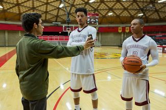 Питер Мальдонадо («автор» «Американского вандала») с игроками баскетбольной команды школы Сент-Бернадин — одними из главных героев второго сезона
