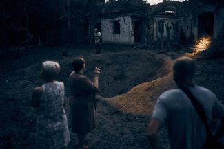 Жители Николаева возле домов, разрушенных в результате бомбардировок. Руководство города объявило, что закрывает его на комендантский час, который продлится все выходные. Одна из целей — «работа по коллаборантам»