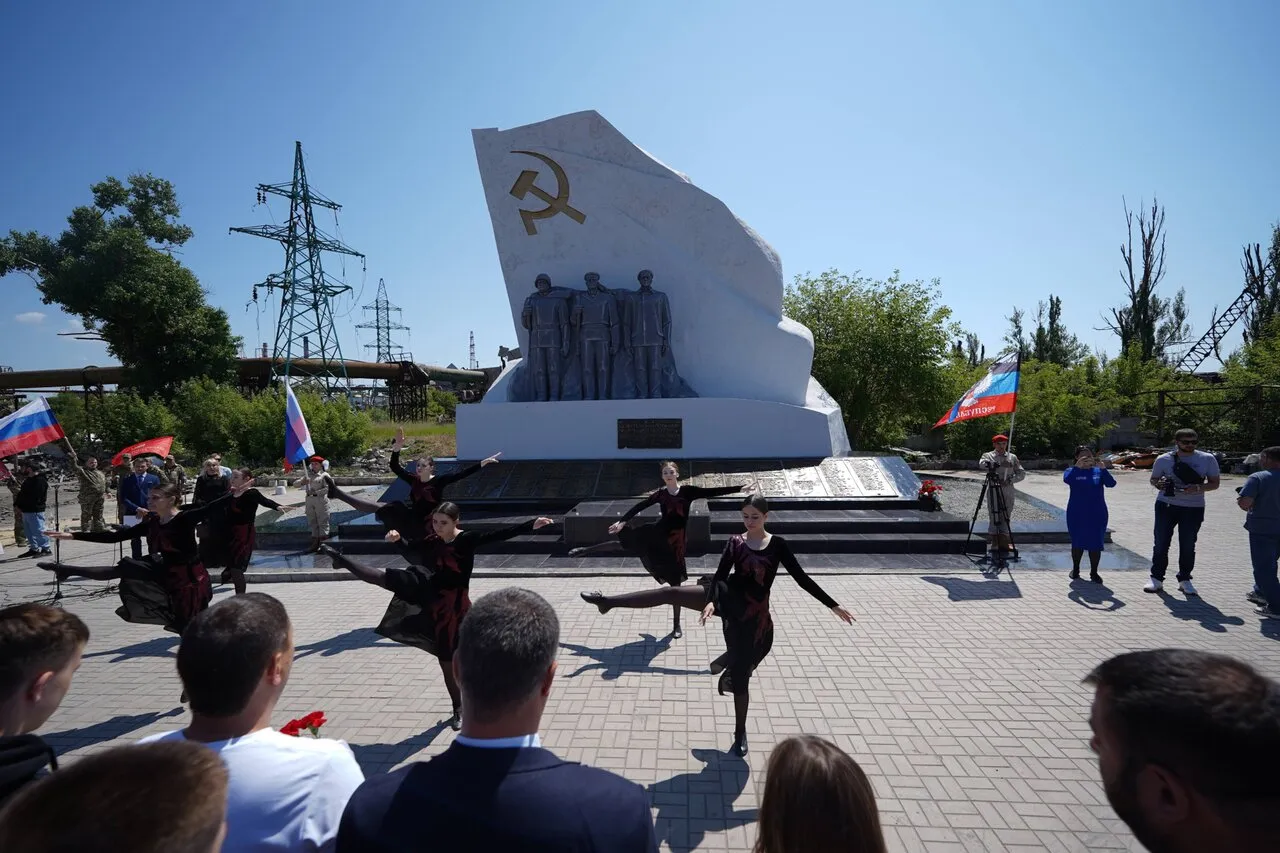 Все бомбили, все горело. Города уже нет». В Волчанске — массовая эвакуация.  Тем временем в Мариуполе — митинг в честь «второй годовщины освобождения»  Восемьсот семнадцатый день войны. Фотографии — Meduza