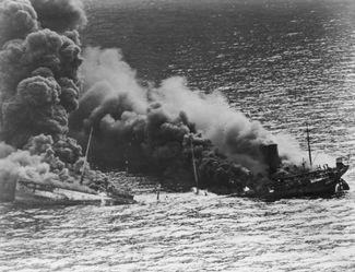 Американский танкер Dixie Arrow, атакованный немецкой подлодкой. 26 марта 1942 года