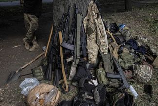 Военная экипировка украинских солдат, роющих окопы недалеко от Краматорска. Город находится под контролем ВСУ
