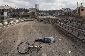 Тело мирного жителя на разрушенном мосту в городе Ирпень