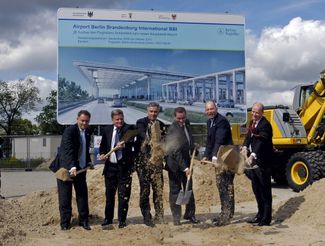 Торжественная церемония начала строительства аэропорта Берлин-Бранденбург с участием мэра Берлина Клауса Воверайта (третий слева). 5 сентября 2006 года