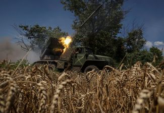 Украинские военные ведут огонь из БМ-21 «Град» по российским позициям вблизи Авдеевки