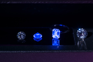 Есть у бриллиантов еще одна характеристика — флуоресценция. Это реакция камня на ультрафиолетовый свет. Она редко влияет на то, как бесцветный камень выглядит в естественных условиях. Но иногда такие бриллианты в солнечном свете становятся тусклыми и выглядят блекло
