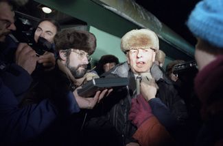 Journalists meeting Andrei Sakharov at the Yaroslavl Railway Station upon his return from exile. Moscow, December 23, 1986.