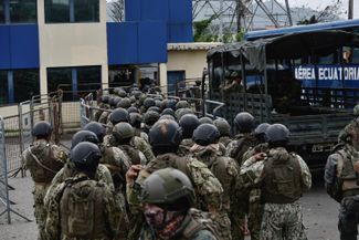 Военные прибывают в одну из тюрем в Гуаякиле. 9 января 2024 года