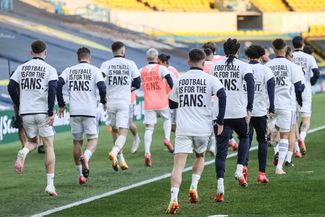 Игроки «Лидса» на предматчевой разминке в футболках с надписью «Футбол для фанатов». 19 апреля 2021 года