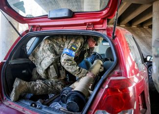 Некогда кандидатка в депутаты Верховной рады, а теперь военнослужащая Татьяна Чорновол достает из багажника противотанковую ракету