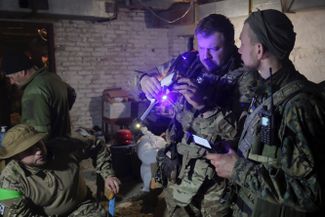 Украинские военнослужащие настраивают дрон на позициях неподалеку от города Изюма Харьковской области, за который идут бои