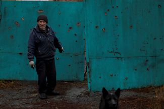 65-летний Михаил Юрков на протяжении шести месяцев укрывался в бункере. Когда во время боев мост через реку Татарка в Цуповке был разрушен, поселок оказался разделен на две части. Юрков остался один в своей половине поселка