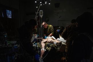 Украинские военные врачи оперируют раненого бойца ВСУ в полевом госпитале. 9 января 2023 года