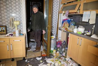 Житель Донецка в своей квартире в Куйбышевском районе после обстрела