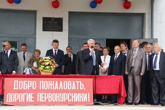 Коммунист Валерий Ижицкий поздравляет студентов технологического университета с Днем знаний. Кострома, 1 сентября 2014 года