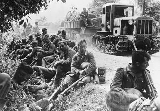 Немецкая пехота отдыхает на обочине дороги в Украине. 21 октября 1941 года
