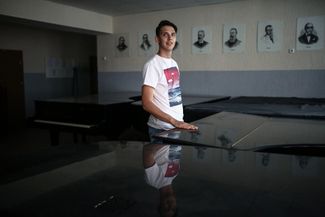 Тима Белорусских в здании колледжа, в котором учился играть на виолончели