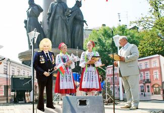 «Мы тогда открывали на улице Гоголя наш фонарь. Это улица фонарей в Бресте. И мэр города Палышенков мне на сцене вручал диплом. Я для этого поднялась на сцену, и меня сфотографировали».