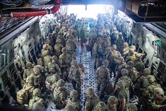 Министерство обороны Великобритании направило 15 августа в Кабул 600 военных для помощи в эвакуации британских граждан из Афганистана. На фото: военнослужащие 16-й воздушно-десантной бригады прибывают в столицу Афганистана.