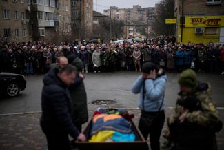Родные и близкие на похоронах украинского военнослужащего Алексея Завадского, погибшего в бою в Бахмуте 15 января