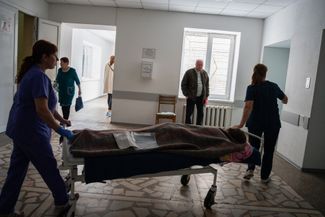 Из-за ракетного удара в Харькове была прервана подача электричества. Городские больницы, принимавшие в том числе пострадавших от обстрела, перешли на аварийное электропитание от генераторов