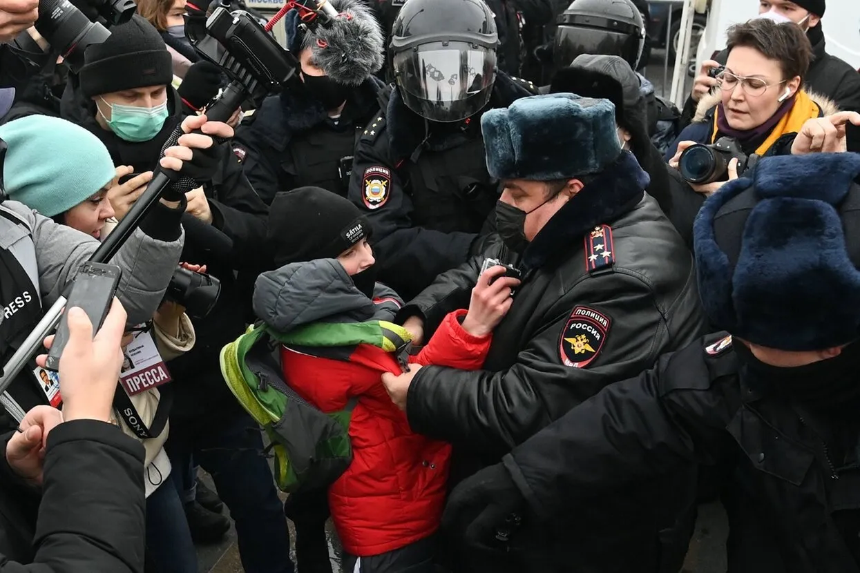 Силовики жестко били протестующих и задержали больше трех тысяч человек. Но  госканалы и провластные СМИ все равно рассказывают о «вежливых полицейских»  — Meduza