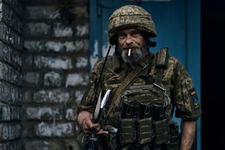 Военнослужащий ВСУ в Авдеевке в перерыве между боями за город
