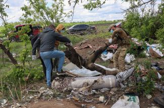 Украинские судмедэксперты собирают тела погибших российских солдат под Харьковом